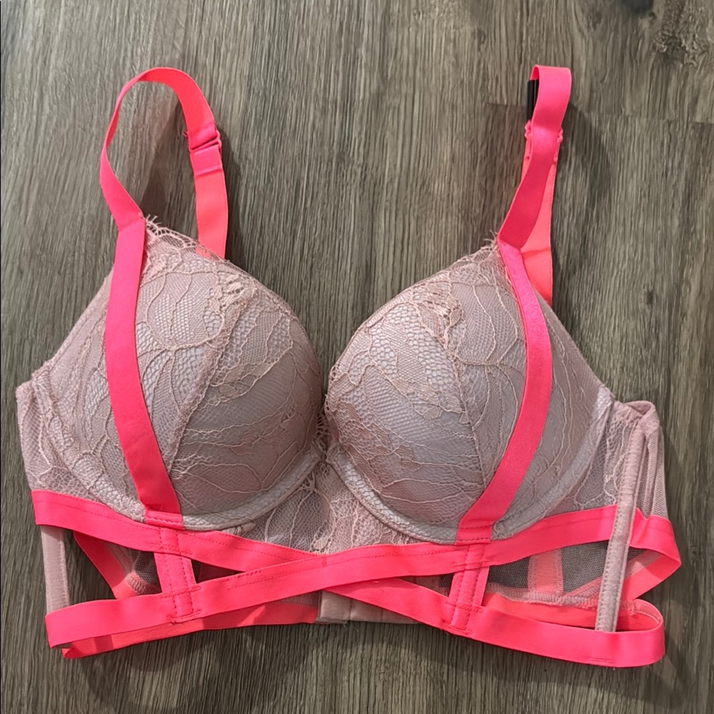 New Victoria’s Secret very sexy push up lacy bra size 34A Lace Underwire Bra